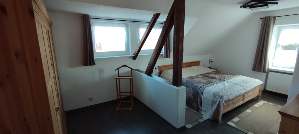 Maria-Schlafzimmer-Doppelbett-1-1024×461