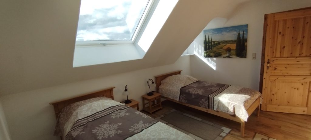 Maria-Schlafzimmer-Einzelbetten-1-1024×461